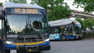 Vancouver 'da insanlar otobüsün gelmesini bekliyor. Hava eğitmeni Kanada yakınlarındaki otobüs durağı Surrey 06.07.2024