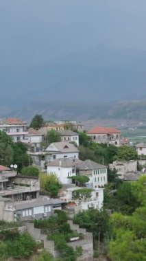 Cirokastra Müzesi Şehri Arnavut komünist lider Enver Hoca 'nın doğum yeri olarak biliniyor. UNESCO Dünya Mirası Alanı, Osmanlı Şehri