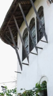 Cirokastra Müzesi Şehri Arnavut komünist lider Enver Hoca 'nın doğum yeri olarak biliniyor. UNESCO Dünya Mirası Alanı, Osmanlı Şehri