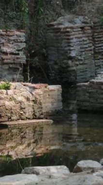 Arnavutluk 'taki Butrint veya Butrinto Ulusal Parkı' ndaki arkeolojik kalıntıları ziyaret eden bir turist. 