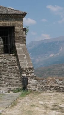 Cirokastra Müzesi Şehri Arnavut komünist lider Enver Hoca 'nın doğum yeri olarak biliniyor. UNESCO Dünya Mirası Alanı, Osmanlı Şehri