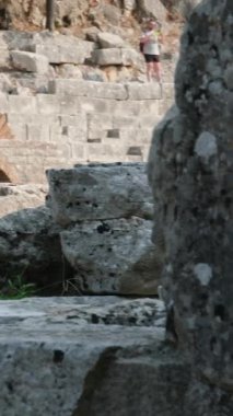 Arnavutluk 'taki Butrint veya Butrinto Ulusal Parkı arkeolojik kalıntılarında Büyük Bazilika' yı ziyaret eden bir turist. 
