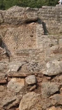Arnavutluk 'taki Butrint veya Butrinto Ulusal Parkı arkeolojik kalıntılarında Büyük Bazilika' yı ziyaret eden bir turist. 