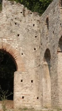 Arnavutluk 'taki Butrint veya Butrinto Ulusal Parkı arkeolojik kalıntılarında Büyük Bazilika' yı ziyaret eden bir turist. 