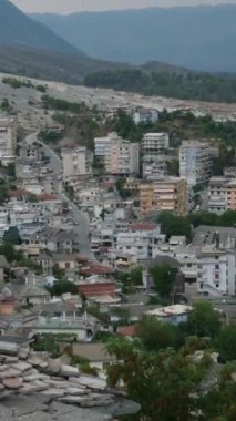 Cirokastra Müzesi Şehri Arnavut komünist lider Enver Hoca 'nın doğum yeri olarak biliniyor. UNESCO Dünya Mirası Alanı, Osmanlı Şehri