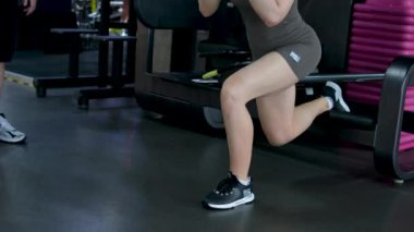 Spor salonundaki genç atletik çift. Spor salonu, spor salonu müşterisi ve sağlık egzersizi, performans çalışması ya da kas geliştirme yapan kişisel antrenör. Spor taahhüdü ya da sağlık koçluğu eğitimi