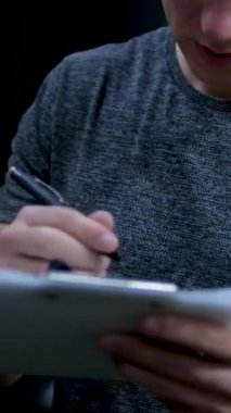 Spor salonu, tablet ve kadın spor salonu antrenörüne danışmanlık yapıyor. Dijital, eğitim uygulaması ve koçu olan bayan sporcu, kaydolun. Spor merkezi üyeliği