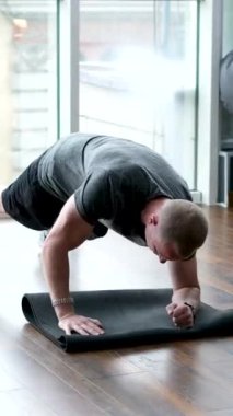 Spor salonundaki genç atletik çift. Spor salonu, spor salonu müşterisi ve sağlık egzersizi, performans çalışması ya da kas geliştirme yapan kişisel antrenör. Spor taahhüdü ya da sağlık koçluğu eğitimi