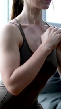 Spor salonundaki genç atletik çift. Spor salonu, spor salonu müşterisi ve sağlık egzersizi, performans çalışması ya da kas geliştirme yapan kişisel antrenör. Spor taahhüdü ya da sağlık koçluğu eğitimi