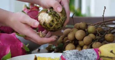 Kremalı elma, olgun, yeşil, büyük, lezzetli meyve. Muhallebi elması, annona squamosa, tatlim. seet apple, iki parça halinde