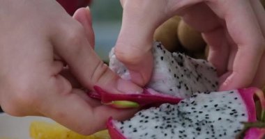 Pitaya veya pitahaya, Meksika 'nın güneyinde ve Kosta Rika' nın Guatemala eyaletinin Pasifik kıyıları boyunca yaşayan birkaç farklı kaktüs türünün meyvesidir. Ejder meyvesi Thanh Long
