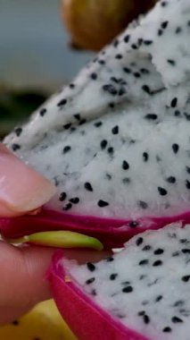 Pitaya veya pitahaya, Meksika 'nın güneyinde ve Kosta Rika' nın Guatemala eyaletinin Pasifik kıyıları boyunca yaşayan birkaç farklı kaktüs türünün meyvesidir. Ejder meyvesi Thanh Long