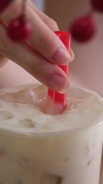  Buzlu latte karışımı. Kırmızı geniş kamış karıştırılmış köpük krem Viburnum plastik restoran dekorasyon camını buzla doldurdu