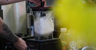 İçmek için krem şanti. Beyaz kremalı buzlu Espresso..