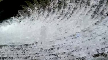 Şehirde su baskını. Basamaklarda şelale. Merdivenlerden aşağı akan büyük su. Vancouver 'da Çeşme