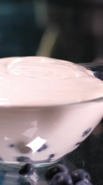 Yaban mersininin kremaya düşüşü çok yavaş. Yüksek hızlı sinema kamerasıyla çekilmiş. Kremalı yabanmersini.