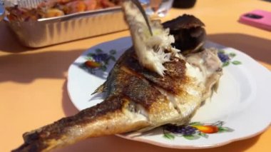 Kızarmış Dorado balığı, temiz havada dışarıda yemek. Eve teslimat emri