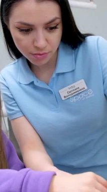 Pençe makinesiyle oynayan bir oyuncak almak için Makine oynayan genç bir anne ve kız. Bebeği almak için çimdikle. Oynamak için bozuk paraya ihtiyacım var. Doktor ve küçük çocuk hastası.