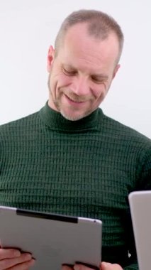 Erkek profesyonel akıl hocası, kadın müşteriye stajyer öğretmenlik, yeni işçi danışmanlığı, danışmanlık, online iş hizmetleri, bilgisayar, yazılım...