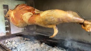 Kızarmış kuzu. Restoranda ateşin üstünde tükürük üstünde koyun. Kızarmış et..