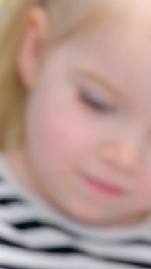 İnternetteki video dersinde, beyaz bir annenin küçük kızını evde eğittiği sıvıları karıştır. Küçük bir kız, genç bir anneyle oynuyordu. Kimya deneyleri yapıyordu. 