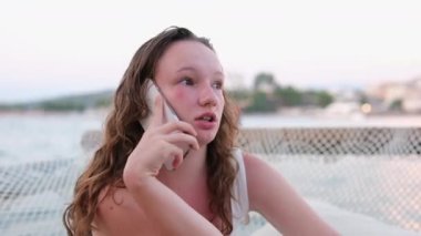 Kafkasyalıların endişelerini kapat. Ofisteki iş kadını, ev kadını, iş kadını, cep telefonuyla konuş. Kötü haberleri duyunca sorunlu konuşmaları tartış. akıllı telefon zorluğu