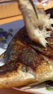 Kızarmış Dorado balığı, temiz havada dışarıda yemek. Eve teslimat emri