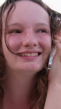 Akıllı telefondan ailesiyle ya da arkadaşlarıyla konuşan beyaz bir kadın evdeki kanepede haberleri paylaşıyor. Rahat kız cep telefonu cihazında hoş sohbetler yapıyor. aygıt 