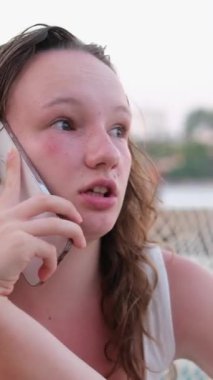 Kafkasyalıların endişelerini kapat. Ofisteki iş kadını, ev kadını, iş kadını, cep telefonuyla konuş. Kötü haberleri duyunca sorunlu konuşmaları tartış. akıllı telefon zorluğu