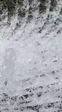 Şehirde su baskını. Basamaklarda şelale. Merdivenlerden aşağı akan büyük su. Vancouver 'da Çeşme