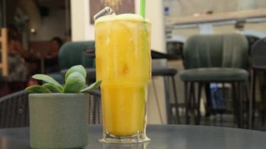 Bardakta tutku meyvesi suyu. Sağlıklı içecek için buzla sulanmış tutku meyvesi. Buzlu portakal suyu.