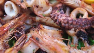 Karışık deniz ürünleri salatası, Tayland lahanası, ahtapot, karides, balık, kabuklu deniz hayvanı, mürekkep balığı ve çeşitli sebzeler. Kafede deniz ürünleri salatası kapanıyor. Deniz ürünleri ahtapotu karides kalamar.