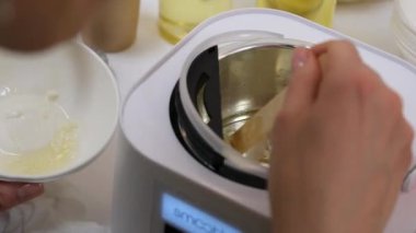 Balmumu mumları. Eritilmiş hindistan cevizi cilası dökme ve fitili mum kavanozlarına koyma işlemi. Kokulu mum üretimi ve üretimi.