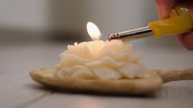 Sıcak, karanlık mutfakta duran mumları yakın çekim yakalım. Romantik bir akşam randevusu. Tahta masaya dağılmış gül yaprakları. Gece odası yanıp sönen mum ışığıyla aydınlanıyor.