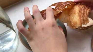 Çay için karamelli puf böreği, karamelli çikolatalı tatlı puf böreği. sabah çayı