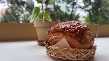Çay için karamelli puf böreği, karamelli çikolatalı tatlı puf böreği. sabah çayı