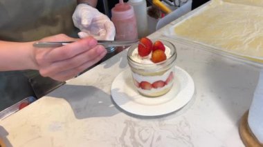 Çilekli dondurma ve naneli tatlı. Çilek ve krema