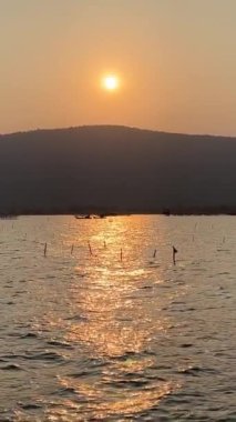 Denizin ortasında gün doğumu sukabumi, Büyük Buda