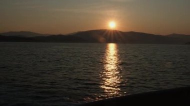 Gün batımında, bulutlu turuncu sarı ve kırmızı günbatımı manzaralı sinematik manzara batar. - Günün sonunda. Kanada 'nın vahşi doğasında yaz vakti hava kararır. Büyük daireli destansı güneş batışı 