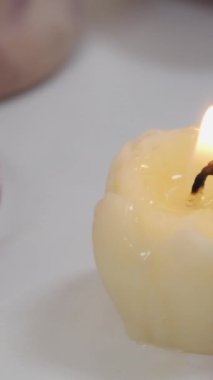 Balmumu mumları. Eritilmiş hindistan cevizi cilası dökme ve fitili mum kavanozlarına koyma işlemi. Kokulu mum üretimi ve üretimi.