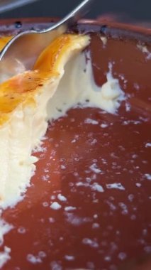 Masada güneş ışığıyla servis edilen ramekin ile servis edilen karamel kabuklu tatlı creme brulee.