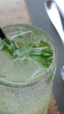 Turuncu, limon ve limonla karıştırılmış narenciye yakın çekim, naneli soğuk limonata içmek, karbonatlı su ve cam dilimlenmiş meyveler.. 