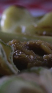 4 bin. Izgarada et pişiren aşçıyı yakından çek..