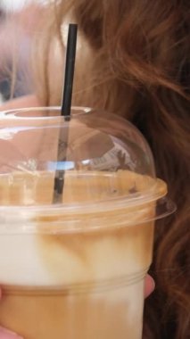 Köpüklü çay, aynı zamanda inci sütü ya da köpüklü süt olarak da bilinir. Döndürme hareketi. Tek kullanımlık plastik bardak. Satış Bayrağı, sokak kafesi için şarjör.