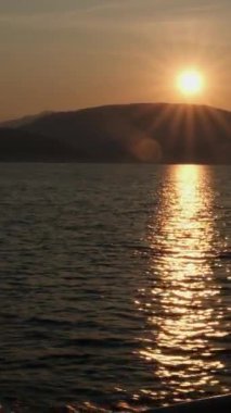 Gün batımında, bulutlu turuncu sarı ve kırmızı günbatımı manzaralı sinematik manzara batar. - Günün sonunda. Kanada 'nın vahşi doğasında yaz vakti hava kararır. Büyük daireli destansı güneş batışı 