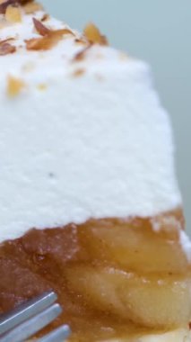 Ceviz, kuru üzüm, pudra şekeri, üstüne portakal dilimi ve kremalı likör bardağıyla doldurulmuş Alman turtası. Klasik tatlı tatlı konsepti. Elmalı turta