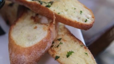 Bir grup esmer ekmek cipsi. Pişmiş peynir aromalı aperatif. Sarımsaklı ve otlu krakerler.