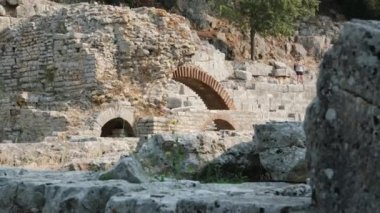 Arnavutluk 'un Butrint kentindeki eski şatoyu restore etti. Ormandaki harabelerin havadan görünüşü. Butrint Arkeoloji Parkı. İnsansız hava aracı videosu. Butrint Arnavutluk