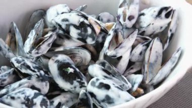 Midye ve istiridye pişirme süreci. Geleneksel deniz ürünlü makarna malzemeleri. Mutfakta kova pişiriyorum. Kızartma tavası ve haşlanmış midye. Modern mutfak mutfak aletleri. Sağlıklı yemek..