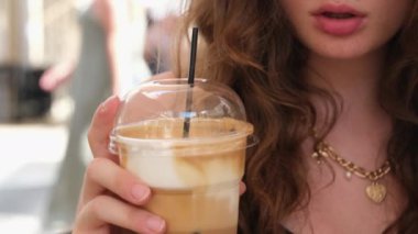 Köpüklü çay, aynı zamanda inci sütü ya da köpüklü süt olarak da bilinir. Döndürme hareketi. Tek kullanımlık plastik bardak. Satış Bayrağı, sokak kafesi için şarjör.